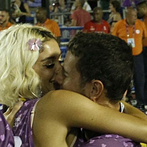 Sophie Charlotte e Daniel de Oliveira trocaram beijos em camarote durante o carnaval