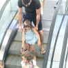 Cauã Reymond e a filha, Sofia, foram vistos em shopping do Rio nesta segunda-feira, 19 de março de 2018