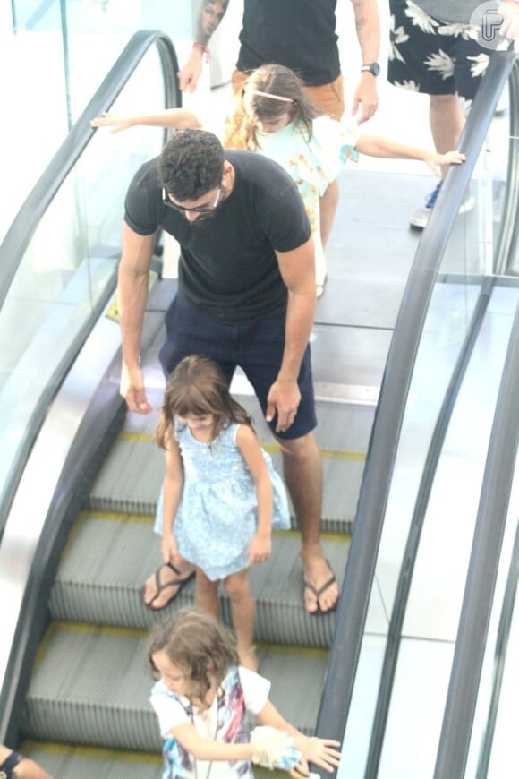 Cauã Reymond foi fotografado com a filha em shopping carioca nesta segunda-feira, 19 de março de 2018