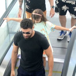 Cauã Reymond foi clicado com filha, Sofia, em shopping do Rio nesta segunda-feira, 19 de março de 2018
