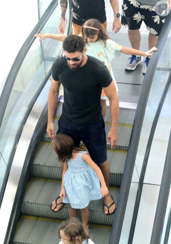 Cauã Reymond foi clicado com filha, Sofia, em shopping do Rio nesta segunda-feira, 19 de março de 2018