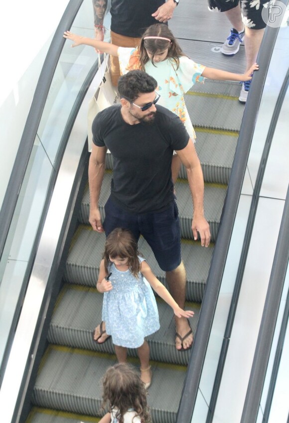 Cauã Reymond passeou com a filha, Sofia, em shopping carioca nesta segunda-feira, 19 de março de 2018