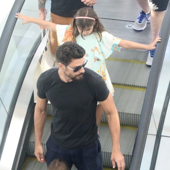 Cauã Reymond passeou com a filha, Sofia, em shopping carioca nesta segunda-feira, 19 de março de 2018