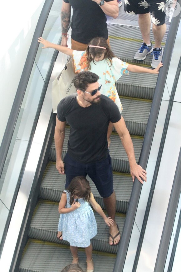 Cauã Reymond foi às compras com a filha, Sofia, em shopping do Rio