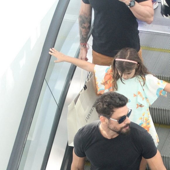 Cauã Reymond foi às compras com a filha, Sofia, em shopping do Rio