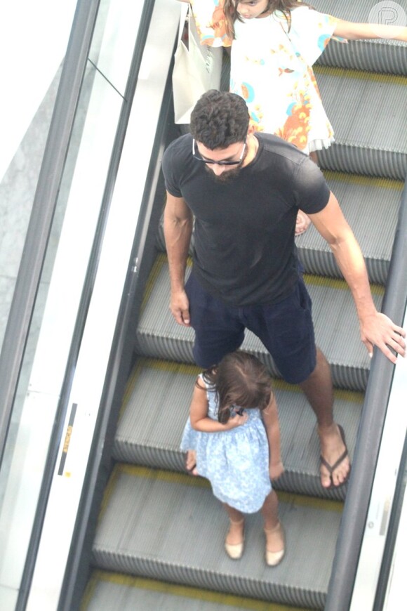 Cauã Reymond teve a companhia da filha, Sofia, em passeio no shopping
