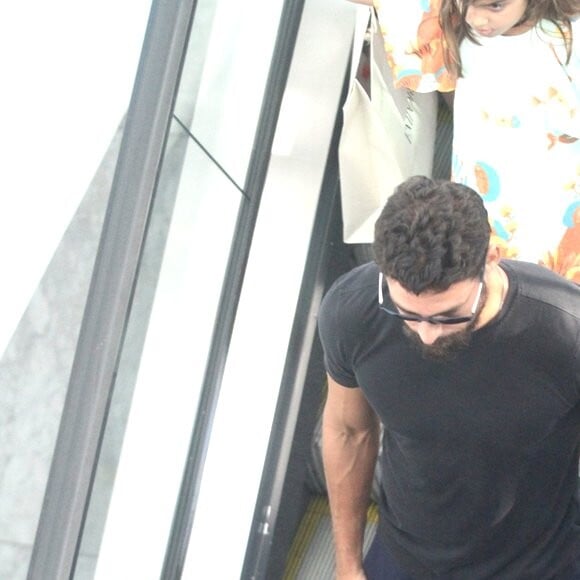 Cauã Reymond teve a companhia da filha, Sofia, em passeio no shopping