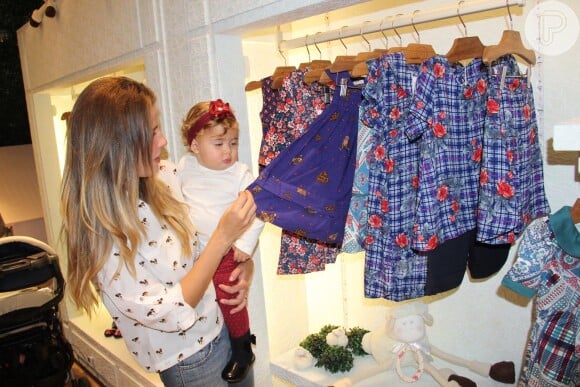 Quem também prestigiou a nova loja foi Debby Lagranha acompanhada pela filha, Maria Eduarda, de apenas 1 ano