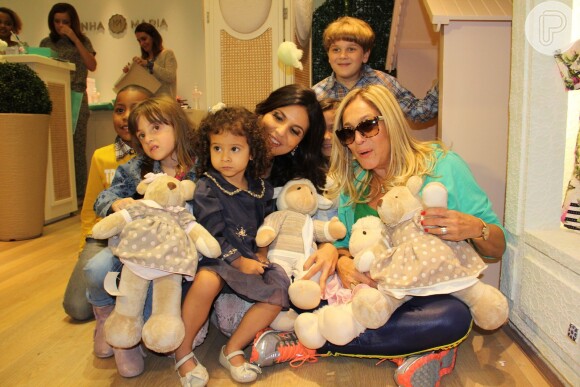 Susana Vieira posou com várias crianças que estavam na loja