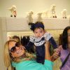 Susana Vieira se encantou com as roupinhas da loja Minha Maria, inaugurada nesta quinta-feira, 19 de junho de 2014, em um shopping carioca pela cantora gospel Aline Barros