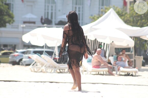 Ludmilla caminha na areia de Copacabana após mergulho na praia