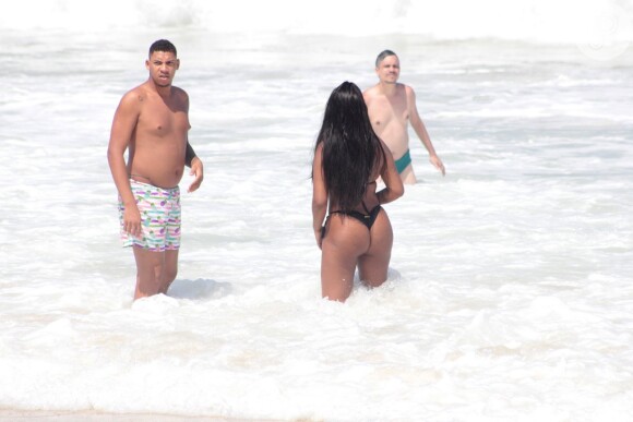 Ludmilla curte o mar da praia de Copacabana com biquíni fio dental preto