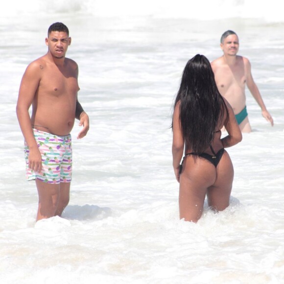 Ludmilla curte o mar da praia de Copacabana com biquíni fio dental preto