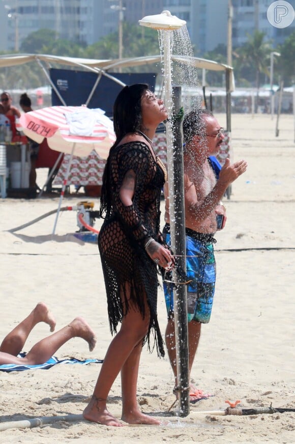Ludmilla se refresca em ducha na praia de Copacabana