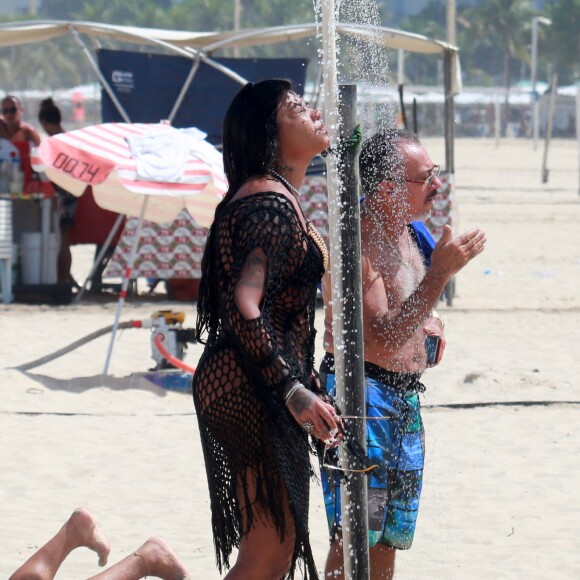 Ludmilla se refresca em ducha na praia de Copacabana