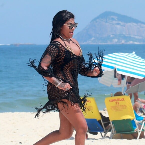 Ludmilla dá corridinha na praia de Copacabana