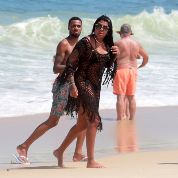 Ludmilla arruma cabelo após mergulho na praia de Copacabana