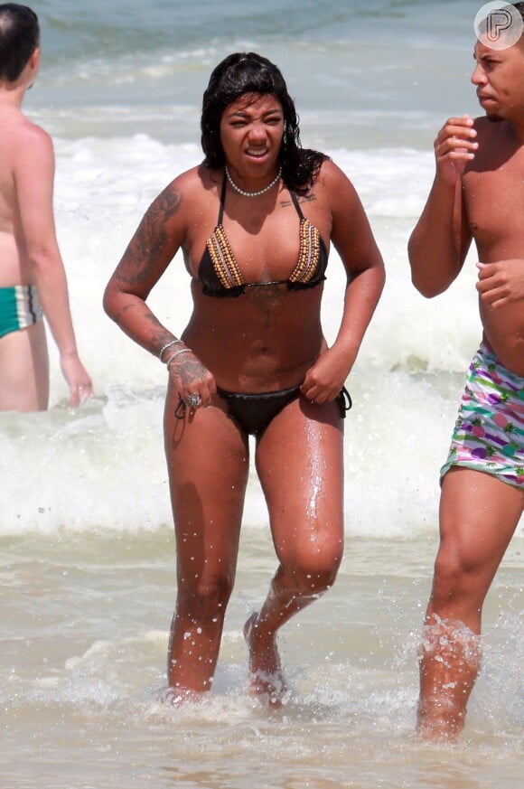 Ludmilla arruma biquíni após mergulhar na praia de Copacabana