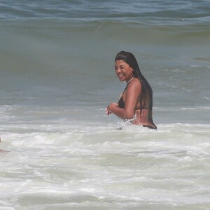 Ludmilla curtiu o dia de sol no mar de Copacabana, na Zona Sul do Rio