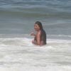 Ludmilla mergulha no mar de Copabacana na companhia de amigos
