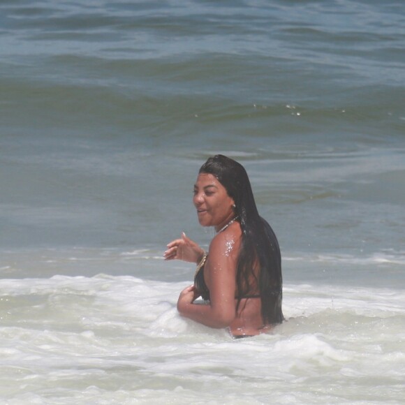 Ludmilla mergulha no mar de Copabacana na companhia de amigos
