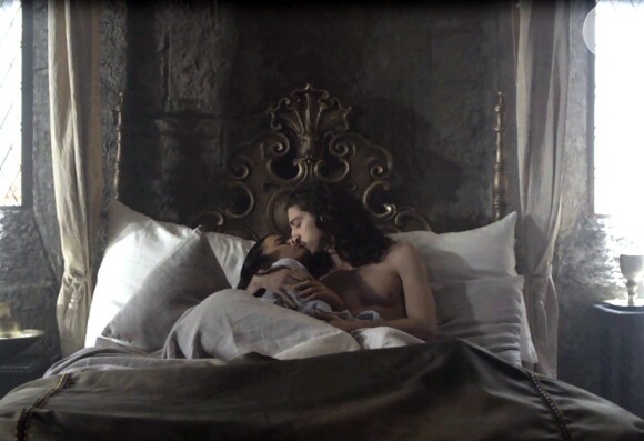 Catarina (Bruna Marquezine) tenta seduzir Rodolfo (Johnny Massaro) na novela 'Deus Salve o Rei': 'Vamos conceber, agora mesmo, o nosso herdeiro!'