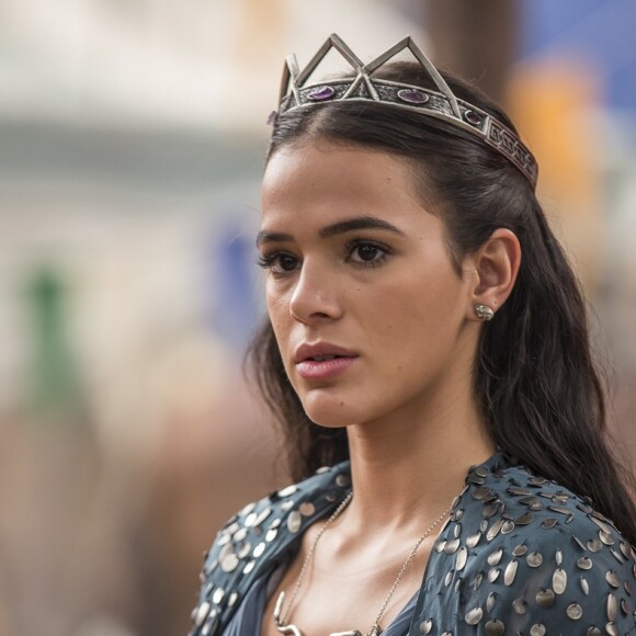 Catarina (Bruna Marquezine) se irrita com a fala do marido, Rodolfo (Johnny Massaro), na novela 'Deus Salve o Rei': 'Eu é que não entendi por que você pensou que seria uma boa ideia me presentear com um tigre!'