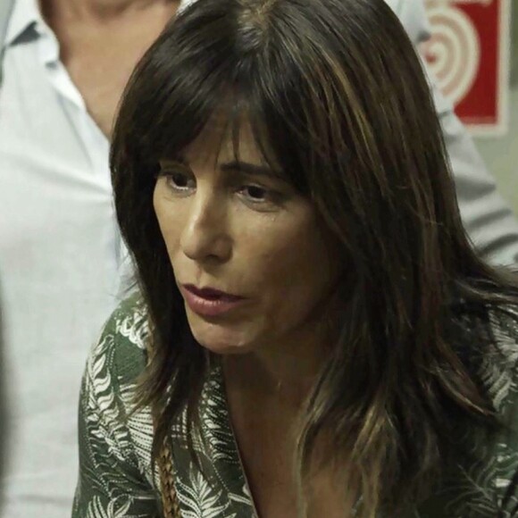 Elizabeth (Gloria Pires) se desespera ao ser informada que Adriana (Julia Dalavia) tem, no máximo, um mês de vida. 'Ela parece tão bem, adormecida. É difícil acreditar que só tem um mês', na novela 'O Outro Lado do Paraíso'