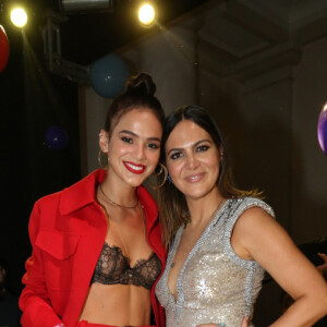 Bruna Marquezine combinou o sutiã de seu acervo pessoal com o conjuntinho vermelho