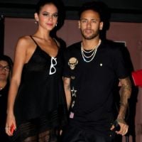De muleta e com Bruna Marquezine, Neymar curte festa de 22 anos da irmã. Fotos!