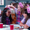 Ao saber da armação, Dulce Maria (Lorena Queiroz) dá o troco a Bárbara (Renata Randel) e Frida (Sienna Belle) jogando gelatina no cabelo das duas, no capítulo que vai ao ar terça-feira, dia 27 de março de 2018, na novela 'Carinha de Anjo'