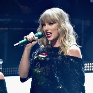 Taylor Swift está com o cabelo em tom platinado ace, que é tendência no outono
