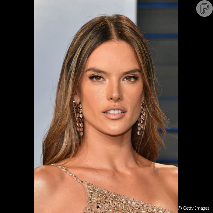 O tom marrom tabaco do cabelo da modelo Alessandra Ambrosio é um dos  queridinhos das morenas para o outono - Purepeople