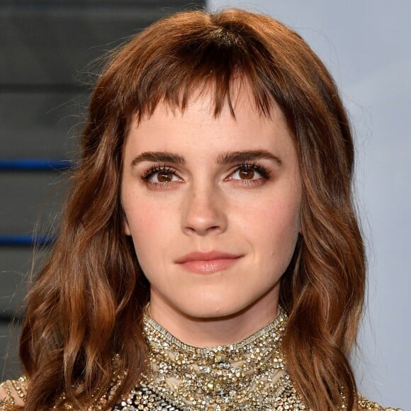 A atriz Emma Watson está com o corte long bob desfiado e franja com cabelo na cor marrom tabaco que é tendência para o outono