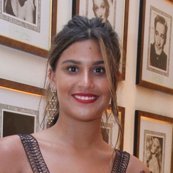 Giulia Costa é fã de decote e fenda