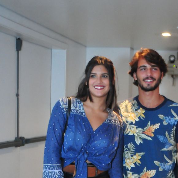 Giulia Costa aposta com frequência no decote em seus looks