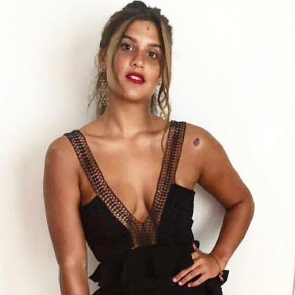 Giulia Costa gosta de looks com decote e fenda