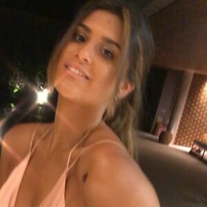 Giulia Costa acrescenta: 'Acho que você precisa gostar do seu corpo e de você mesma'