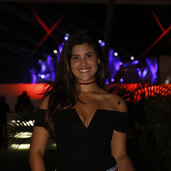 Giulia Costa usa com frequência decotes