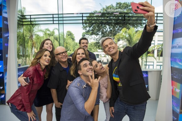 Monica Iozzi posa em selfie com Otaviano Costa, Sophia Abrahão e outros apresentadores que entraram para a história do 'Vídeo Show'
