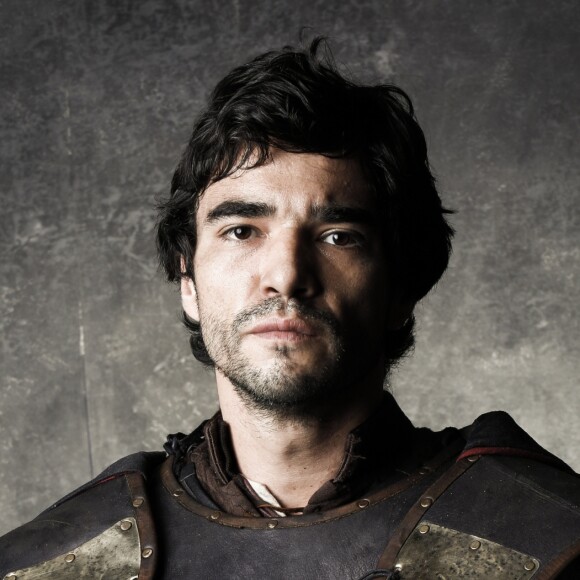 Cássio (Caio Blat) alerta Afonso (Romulo Estrela) após ficar em liberdade na novela 'Deus Salve o Rei': 'Você sabe que agora não há mais sentido em nos encontrarmos simplesmente para debater questões do reino'