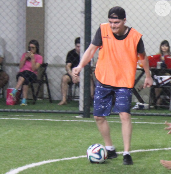 Michel Teló joga bola com amigos, enquanto Thais Fersoza mexe no celular