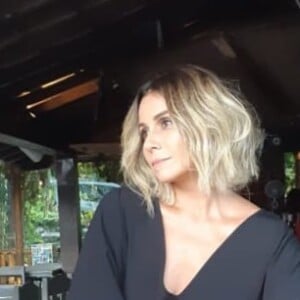 Além de cortar e tingir os fios, Antonelli também colocou megahair para os fios ficarem mais estruturados