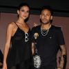 De muletas, Neymar apostou, assim como a atriz, em um look all black