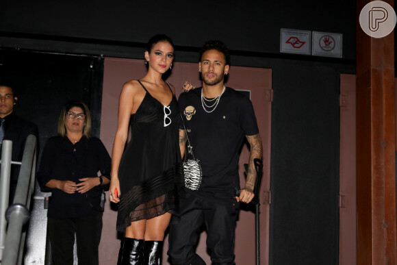 De muletas, Neymar apostou, assim como a atriz, em um look all black