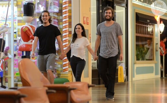 Tatá Werneck brincou com fotógrafo ao andar de mãos dadas com o noivo, Rafael Vitti, e João Vithor Oliveira, seu colega de elenco da novela 'Deus Salve o Rei'