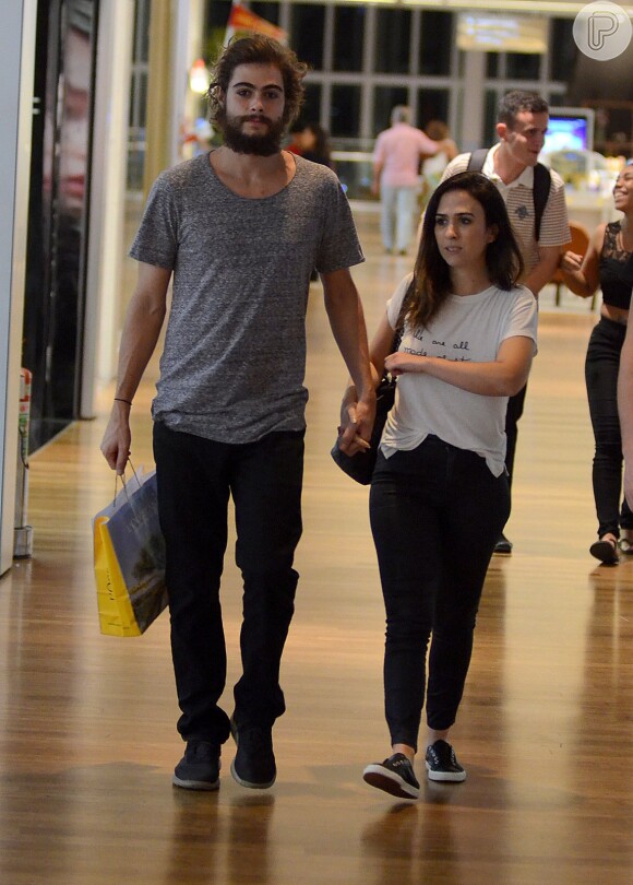 Tatá Werneck e o noivo, Rafael Vitti, tiraram o passeio em shopping para fazerem compras