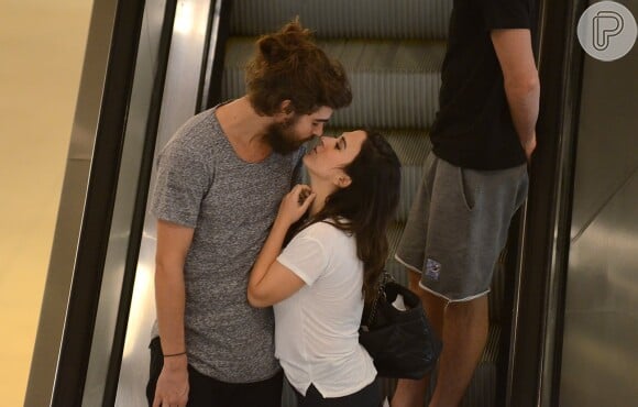 Tatá Werneck trocou beijos com o noivo, Rafael Vitti, em passeio por shopping