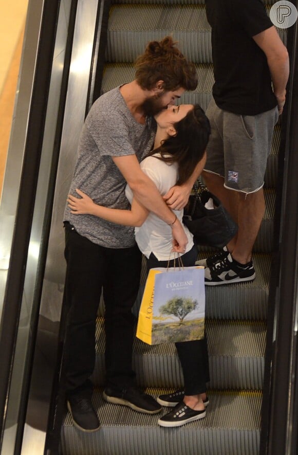 Tatá Werneck e o noivo, Rafael Vitti, se beijaram em passeio em shopping do Rio