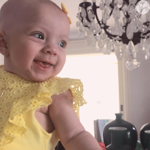 Filha de Eliana, Manuela, de 6 meses, esbanjou fofura ao sorrir em foto: 'Meu sol'